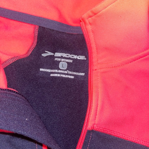 Brooks Tennis Jacket with Sleeve Eyelets - Picture 6 of 6